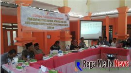 Panwaskab saat sosialisasi di Kecamatan Robatal