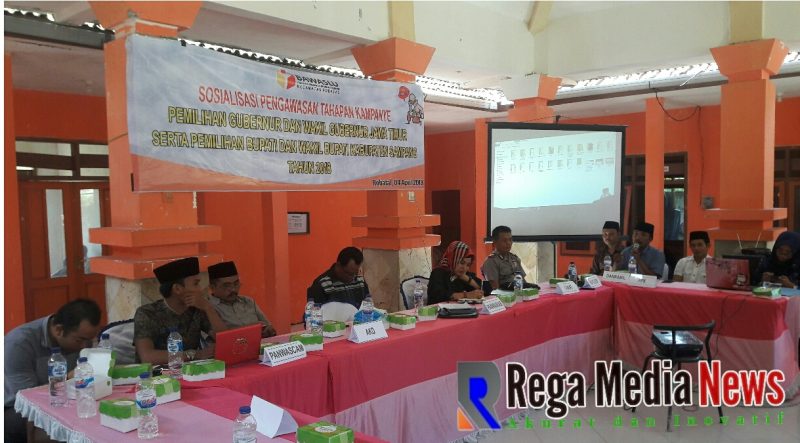 Panwaskab saat sosialisasi di Kecamatan Robatal