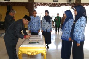 Resmi Serahkan SK PNS Ke 113 Bidan PTT di Sampang, Ini Pesan Kepala BKPSDM