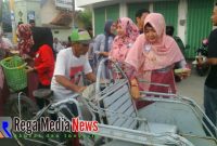 Koordinator Kartini Hisbullah, Vonny Kristina saat memberika takjil gratis kepada tukang becak