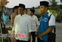 (Kanan) Kabiro Rega Media Bangkalan Taufik Hidayah saat mendampingi Pj Bupati Bangkalan Gusti Ngurah Indra Setia Budi Ranu (kiri) saat menghadiri acara safari ramadhan di Kec. Kamal