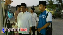 (Kanan) Kabiro Rega Media Bangkalan Taufik Hidayah saat mendampingi Pj Bupati Bangkalan Gusti Ngurah Indra Setia Budi Ranu (kiri) saat menghadiri acara safari ramadhan di Kec. Kamal