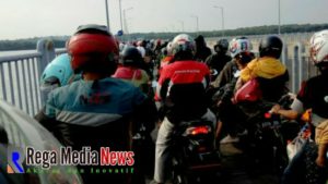 Motor Pemudik Mogok, Akses Jembatan Suramadu Macet Total