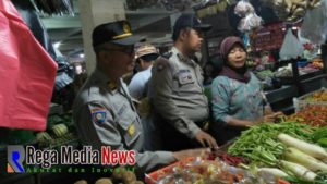 Jelang Lebaran, Satbinmas Polres Sampang Imbau Pengunjung Pasar Waspada Pencopetan