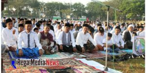 Pj Bupati Sampang Sholat Idul Fitri di Lapangan Wijaya Kusuma Bersama Warga