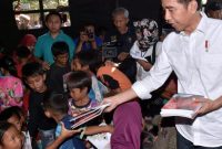 Presiden Jokowi bersama korban Gempa lombok (foto biro Media Kepresidenan)