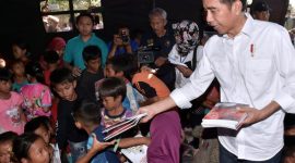Presiden Jokowi bersama korban Gempa lombok (foto biro Media Kepresidenan)
