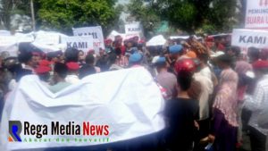 Merasa Dicurangi, Massa Pendukung Paslon Bupati-Wabup Bangkalan Nomor Urut 1 Gruduk Kantor Panwaslu
