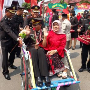 Tradisi Naik Becak Menjadi Moment Anggota Polres Bangkalan Yang Purna Tugas