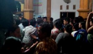 Ketahuan Berduaan Dilahan Kosong, Oknum Kades di Pati Digruduk Warga