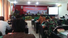 Sekdakab Sampang (Phutut Budi Santoso) saat memberikan sambutan sosialisasi peraturan perundang - undangan tentang keormasan.