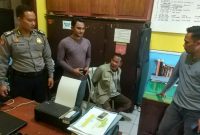 Rogimi (tiga dari sebelah kiri) saat diamankan petugas kepolisian di Mapolsek Konang, Bangkalan.