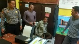 Rogimi (tiga dari sebelah kiri) saat diamankan petugas kepolisian di Mapolsek Konang, Bangkalan.