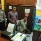 Rogimi (tiga dari sebelah kiri) saat diamankan petugas kepolisian di Mapolsek Konang, Bangkalan.