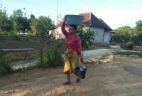 Salah satu warga Dusun Laok Leke, Desa Torjunan, Kecamatan Robatal, Sampang, saat usai mengambil air bersih.