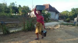 Salah satu warga Dusun Laok Leke, Desa Torjunan, Kecamatan Robatal, Sampang, saat usai mengambil air bersih.