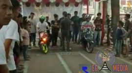 Penonton antusias melihat keseruan lomba sepeda motor lambat.