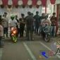 Penonton antusias melihat keseruan lomba sepeda motor lambat.