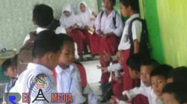 Siswa - siswi saat berada diluar ruang kelas masing-masing tidak bisa masuk lantaran di segel.