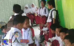 SDN Bangsah Disegel, Siswa Morat Marit