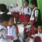 Siswa - siswi saat berada diluar ruang kelas masing-masing tidak bisa masuk lantaran di segel.