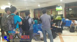 Para penonton yang rela berdiri demi nonton timnas Indonesia berlaga.