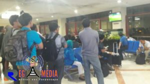 Demi Nonton Timnas Indonesia, Penumpang Pesawat Ini Rela Berdiri Sambil Nonton TV