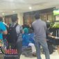 Para penonton yang rela berdiri demi nonton timnas Indonesia berlaga.