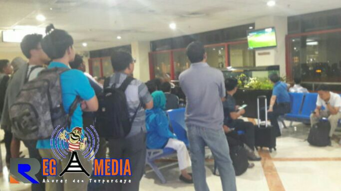 Demi Nonton Timnas Indonesia, Penumpang Pesawat Ini Rela Berdiri Sambil Nonton TV