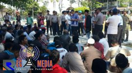 warga omben saat ngeluruk kantor Bupati Sampang.