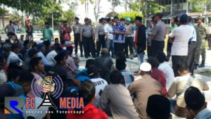 Gara-Gara Air PDAM Macet, Warga Omben Demo Pemkab Sampang