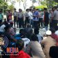 warga omben saat ngeluruk kantor Bupati Sampang.