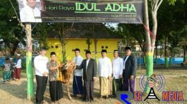 Pj Bupati Sampang (H. Jonathan Judianto) didampingi Forkopimda setempat memberikan sapi qurban secara simbolis kepada pengurus masjid.