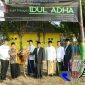 Pj Bupati Sampang (H. Jonathan Judianto) didampingi Forkopimda setempat memberikan sapi qurban secara simbolis kepada pengurus masjid.