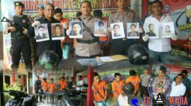 Kapolres Bangkalan AKBP Boby Paludin Tambunan tunjukkan foto pelaku begal yang masuk DPO.