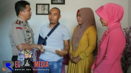 Kapolres Sampang (AKBP Budhi Wardiman) didampingi istri (Wulan Wardiman) saat menjenguk anggotanya Bripka Faris dikediamannya.
