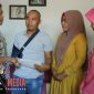 Kapolres Sampang (AKBP Budhi Wardiman) didampingi istri (Wulan Wardiman) saat menjenguk anggotanya Bripka Faris dikediamannya.