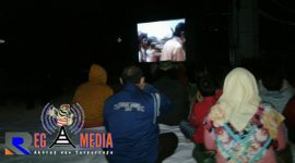 Warga saat nobar tengah serius menonton film janur kuning.