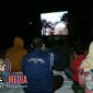 Warga saat nobar tengah serius menonton film janur kuning.