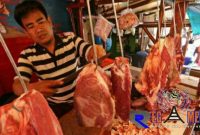 Irul, salah satu pedagang daging sapi di pasar tradisional Sumenep.