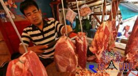 Irul, salah satu pedagang daging sapi di pasar tradisional Sumenep.