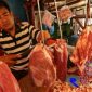 Irul, salah satu pedagang daging sapi di pasar tradisional Sumenep.