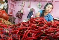 Nur Aini, salah satu pedagang cabe di pasar tradisional Sumenep.
