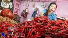 Nur Aini, salah satu pedagang cabe di pasar tradisional Sumenep.