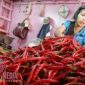 Nur Aini, salah satu pedagang cabe di pasar tradisional Sumenep.