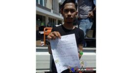 Lukman, salah satu koordinator demo saat menunjukan beberapa tuntutan tertulis.