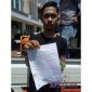 Lukman, salah satu koordinator demo saat menunjukan beberapa tuntutan tertulis.