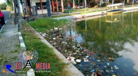 Salah satu Tempat Rekreasi Kota di Bangkalan, tepatnya dibelakang Stadion Gelora Bangkalan (SGB) dalam kondisi adanya sampah berserakan.