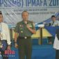 Dandim 0718 /Pati Letkol.Arm. Arief Darmawan S.sos. saat menyampaikan materi wawasan kebangsaan.