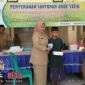 Kabid Rehabilitasi Sosial Dinsos Pamekasan, Fatmawati, memberikan santunan kepada salah satu anak yatim di Kecamatan Palengaan.